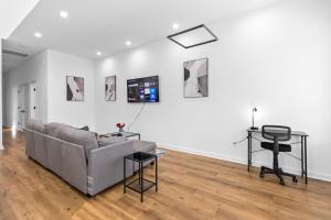 Televisyen dan/atau pusat hiburan di Luxury Designer 3BDR Getaway l Near Downtown Houston