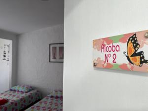 Giường trong phòng chung tại Hostal Monarca