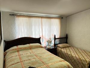 Giường trong phòng chung tại Hostal Monarca