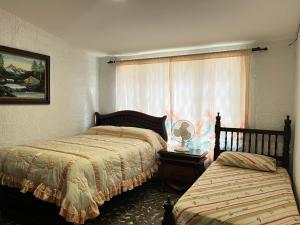 Giường trong phòng chung tại Hostal Monarca