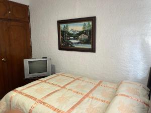 Giường trong phòng chung tại Hostal Monarca