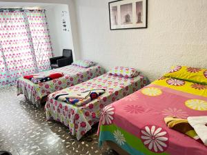 Giường trong phòng chung tại Hostal Monarca +46 ảnh