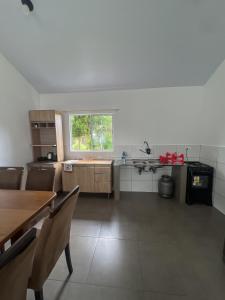 Kuchyň nebo kuchyňský kout v ubytování Casa inteira em chácara, 20 min centro. + 1 fotografie