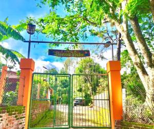ein Tor mit einem Straßenschild darauf in der Unterkunft Comfy Bedroom in a hostal at Coatepeque lake in El Congo
