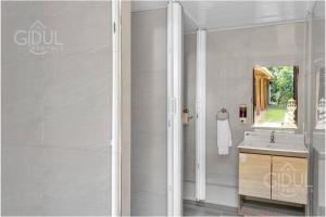 ein Badezimmer mit Waschbecken und Spiegel in der Unterkunft Comfy Bedroom in a hostal at Coatepeque lake in El Congo