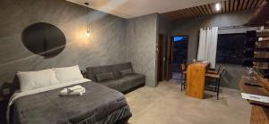 une chambre avec un lit et un canapé dans l'établissement Villa da Serra Studio com ar condicionado Quente/frio, à Conceição da Ibitipoca 13 autres photos