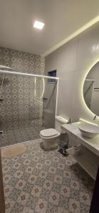 une salle de bains avec douche, toilettes et lavabo dans l'établissement Villa da Serra Studio com ar condicionado Quente/frio, à Conceição da Ibitipoca