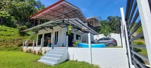 a small white house with a roof at Villa Don Juan in Rivas