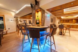eine Bar in einer Küche mit einer Flasche Wein in der Unterkunft Hotel Jägerhof in Ischgl