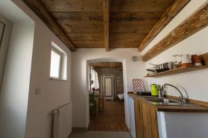 Kuchyňa alebo kuchynka v ubytovaní Plitzner Belvárosi Apartmanház