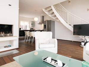 Televisyen dan/atau pusat hiburan di 6 person holiday home in Skagen-By Traum