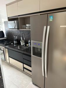 Una cocina o cocineta en Apartamento com suíte e vista para o mar
