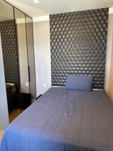 Una cama o camas en una habitación de Apartamento com suíte e vista para o mar 6 fotos más