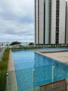 La alberca dentro o cerca de Apartamento com suíte e vista para o mar