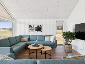 Televisyen dan/atau pusat hiburan di 5 star holiday home in Bogense