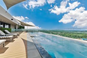 una piscina in cima a un edificio di Luxury Apartment 830 on Menlyn Maine a Pretoria