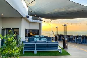un divano blu seduto sopra un ponte di Luxury Apartment 830 on Menlyn Maine a Pretoria