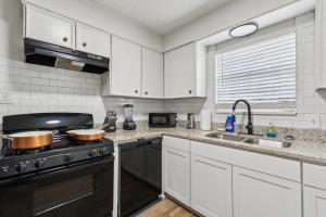 Η κουζίνα ή μικρή κουζίνα στο Midtown Serenity 3 +11 φωτογραφίες