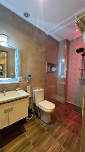 a bathroom with a toilet and a sink and a shower at Super Cosy in Essaouira