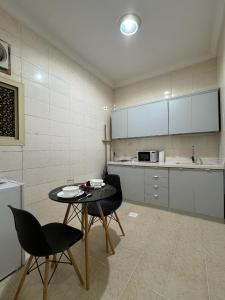 a kitchen with a table and chairs in a room at شقق فندقية هادئة بحي السلامة in Jeddah +69 photos