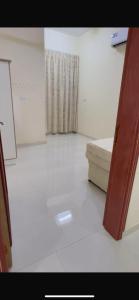 a white room with a bed and a window at صلالة in Okkad