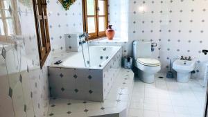 Ένα μπάνιο στο Villa Emmanuela +39 φωτογραφίες