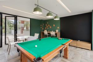 un salon avec une table de billard dans l'établissement Aptos luxo Praia de Carneiros - Edf Mar de Campas - 50m do mar By BLU stay, à Tamandaré