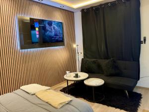 a room with a couch and a table and a tv at Studio au Cœur de Rabat in Rabat