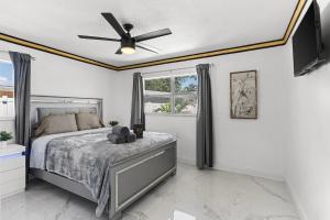 a bedroom with a bed and a ceiling fan at Doral Beach in Tampa +56 photos