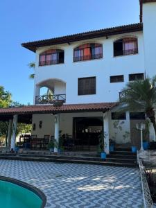 a view of the hotel from the courtyard at Pérolas Beach Hotel in Paracuru