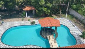 an overhead view of a large blue swimming pool at Pérolas Beach Hotel in Paracuru