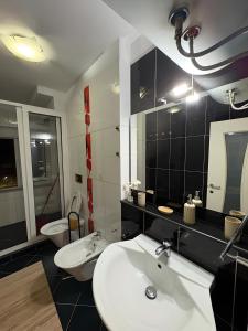 Bilik mandi di Chill & Central Apartment