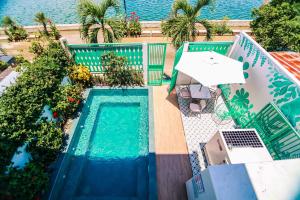 an overhead view of a swimming pool next to a building at Hotel Casa Turquesa in Flores
