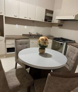 Η κουζίνα ή μικρή κουζίνα στο Casa aconchegante com ar-condicionado e garagem