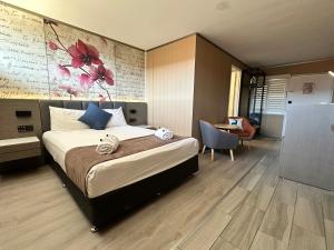 a bedroom with a bed and a desk with a chair at Airway Motel in Brisbane +40 photos