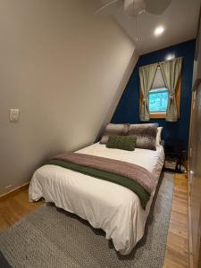 Ένα ή περισσότερα κρεβάτια σε δωμάτιο στο Bluebird Cabin - Cozy A-Frame Retreat