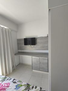 Μια τηλεόραση ή/και κέντρο ψυχαγωγίας στο Apartamento Mont Blanc com piscinas quentes