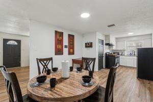 Η κουζίνα ή μικρή κουζίνα στο Midtown Serenity 3