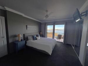 Postel nebo postele na pokoji v ubytování Waters Edge