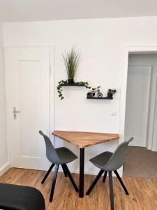 a dining room with a table and two chairs at Stilvolle 2 Zimmerwohnung in Fellbach +6 photos