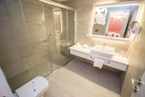 A bathroom at Laguna Beach Alya Resort & Spa