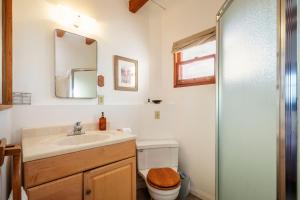 Ένα μπάνιο στο Private, peaceful cabin in North Joshua Tree +19 φωτογραφίες