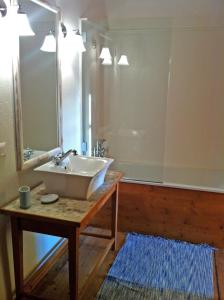 bagno con lavandino e specchio di Cottage am Waldrand gelegen a Feldkirchen in Kärnten