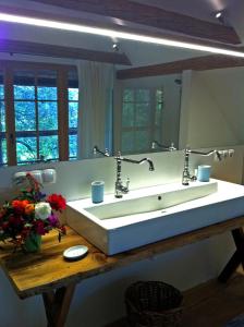 łazienka z białą umywalką i lustrem w obiekcie Cottage am Waldrand gelegen w mieście Feldkirchen in Kärnten