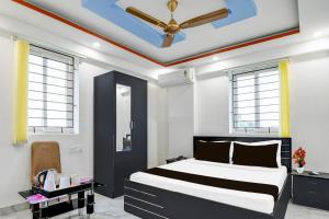 a bedroom with a black and white bed and a ceiling at Super Collection O Mourigram Near Andul Road in Sānkrāil