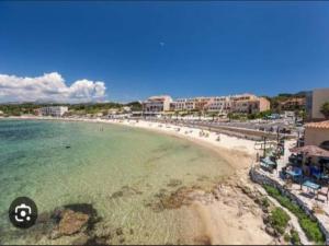 ガイヤックにあるHoliday Home in Carqueiranne by the Seaの建物と海のあるビーチの景色