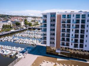 una vista aérea de un puerto deportivo con barcos en Apartments on the Côte d'Opale, en Boulogne-sur-Mer