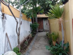 Brown Sugar Homestay في غيلي تراوانغان: ممشى امام مبنى فيه باب