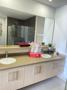a bathroom with two sinks and a large mirror at Apartamento salida al Mar Santa Marta in Santa Marta