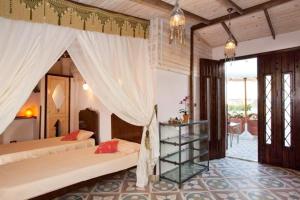 ein Schlafzimmer mit 2 Betten und einer Hängematte. in der Unterkunft Villa Boheme & Atelier Boheme in Dahab